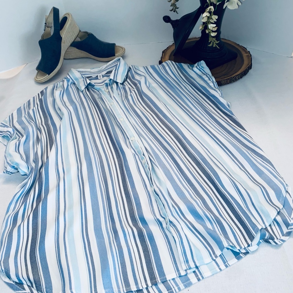 👕Time and Tru Blue and White Striped Button Down Shirt - Picture 4 of 10